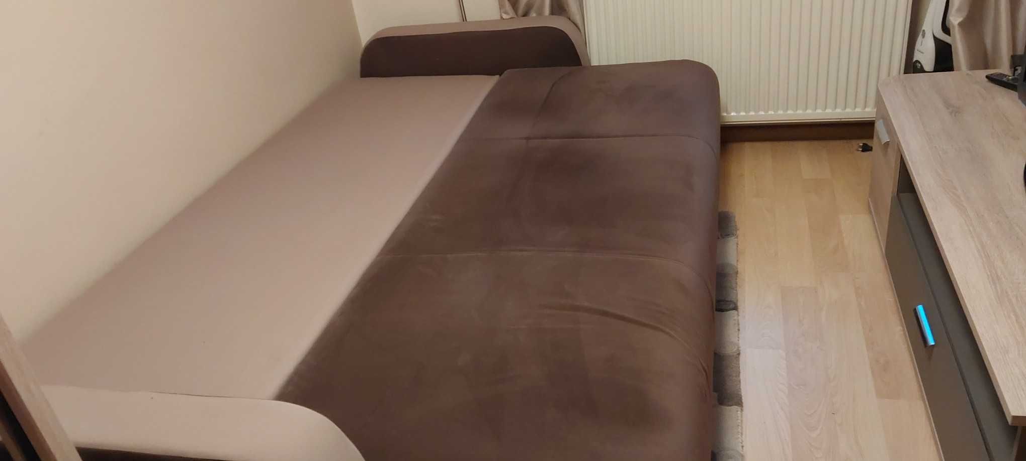 sofa z poduszkami kolor brąz i beż