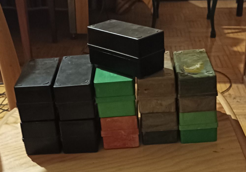 Ramki do slajdów w plastikowych pudełkach