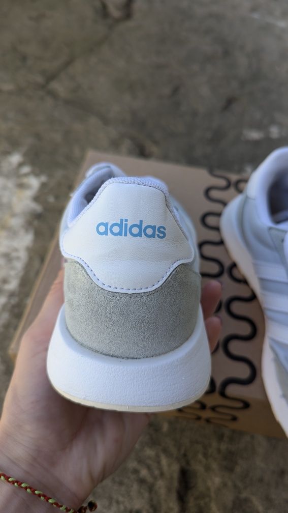 кросівки adidas жіночі
