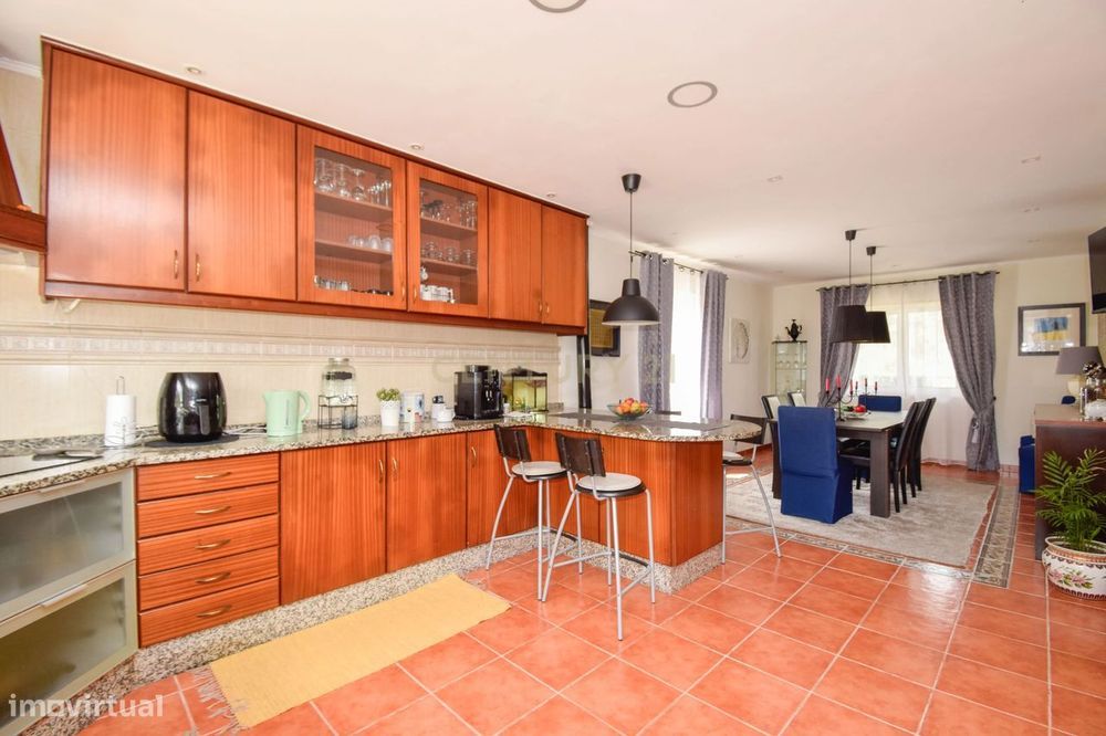 Moradia T5 com piscina em zona tranquila a 20 minutos de Lisboa