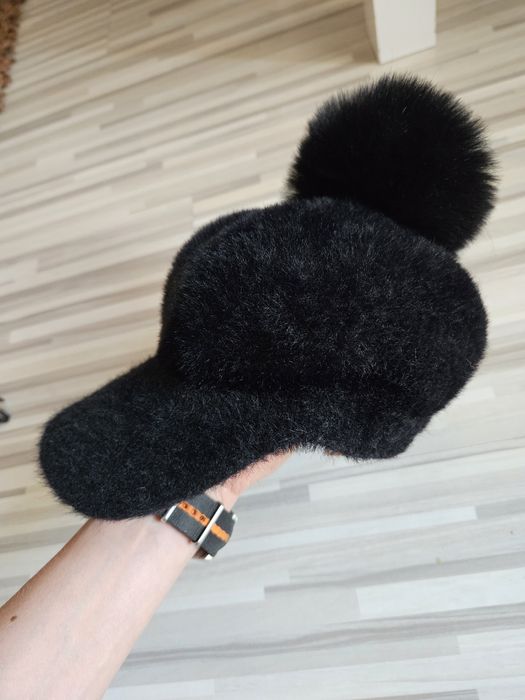 Czapka zimowa jesienna z daszkiem z futerkiem  z pomponem