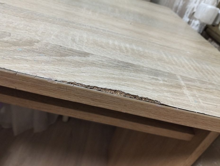 Стіл письмовий невеликий