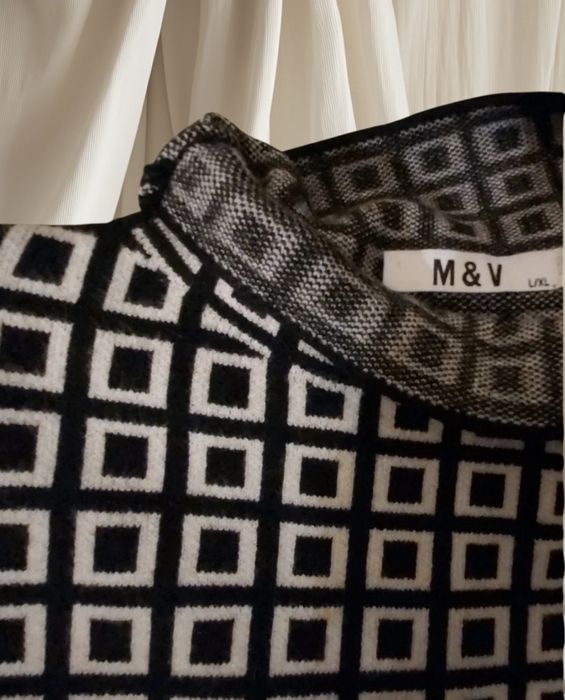 Vestido em malha com bolsos preto e branco