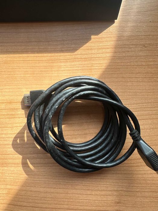 PlayStation 4 + 2 comandos originais – bom estado e pronta a jogar!