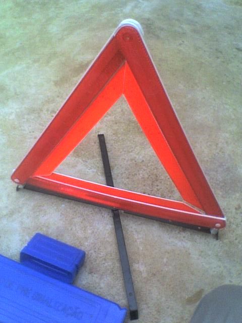Triângulo de pré-sinalização para o automóvel