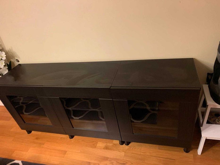 Aparador com portas de vidro