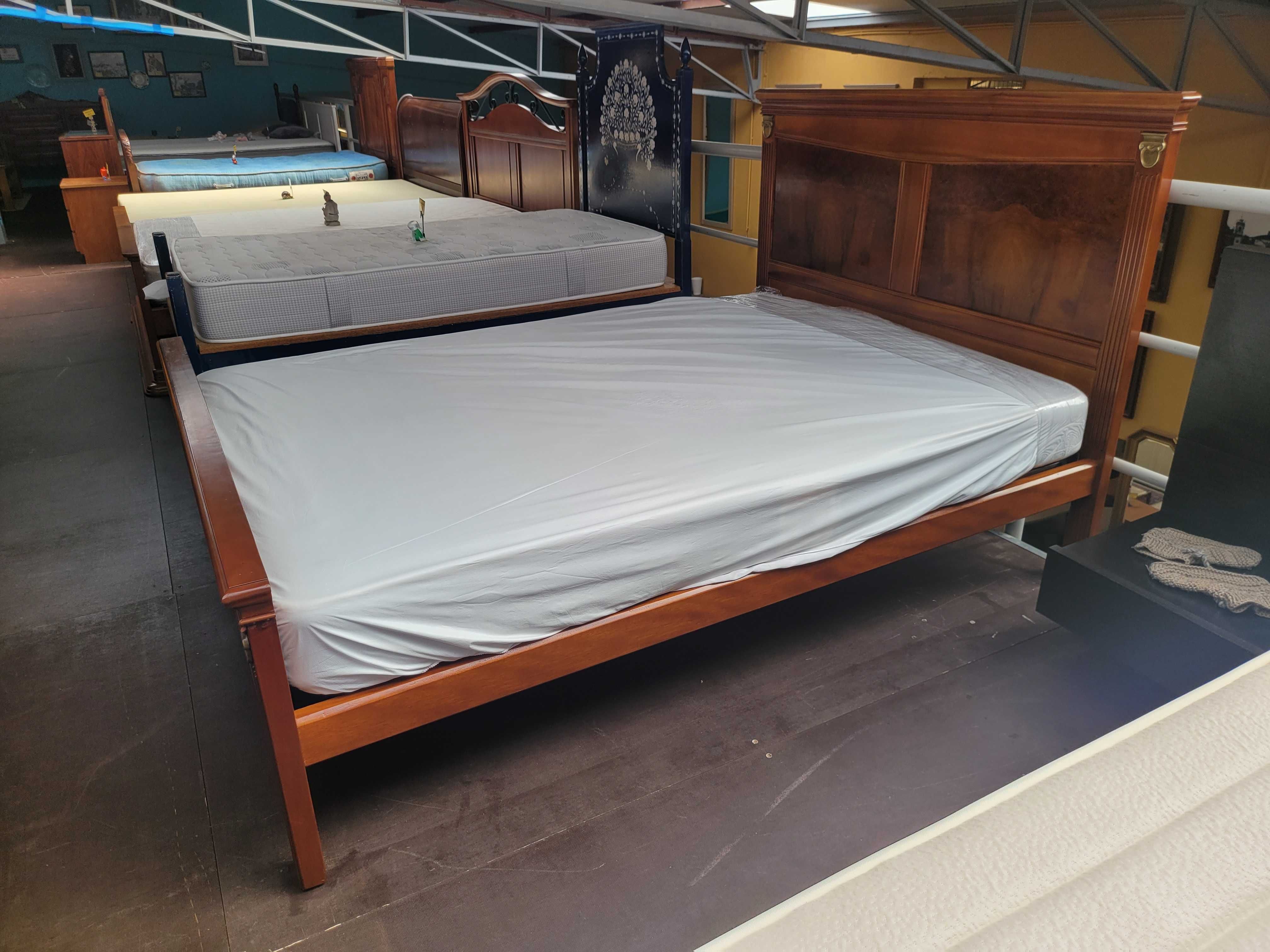 Excelente cama em madeira com estrado e colchão - Muito bom