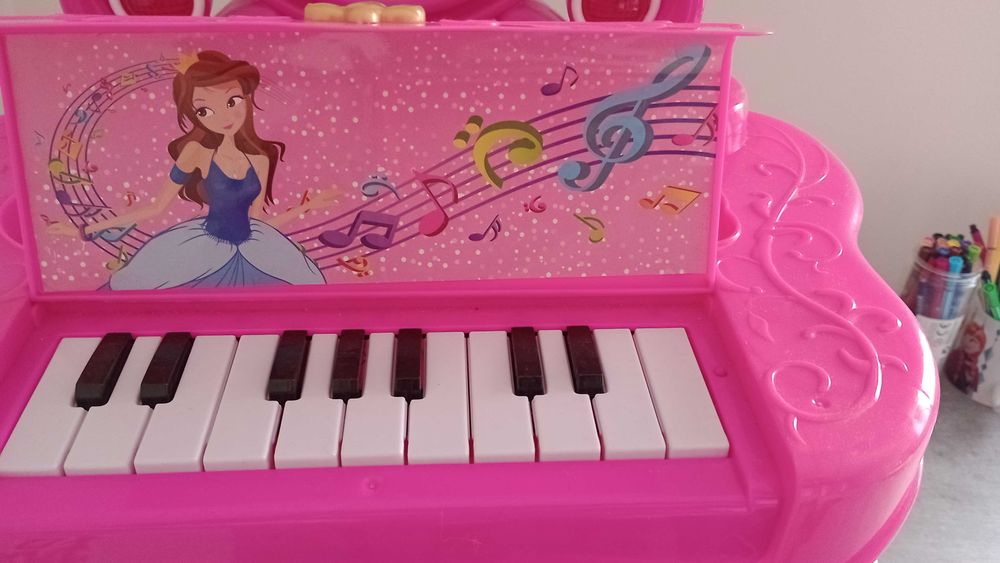 Toaletka z lustrem i pianinem dla dziewczynki