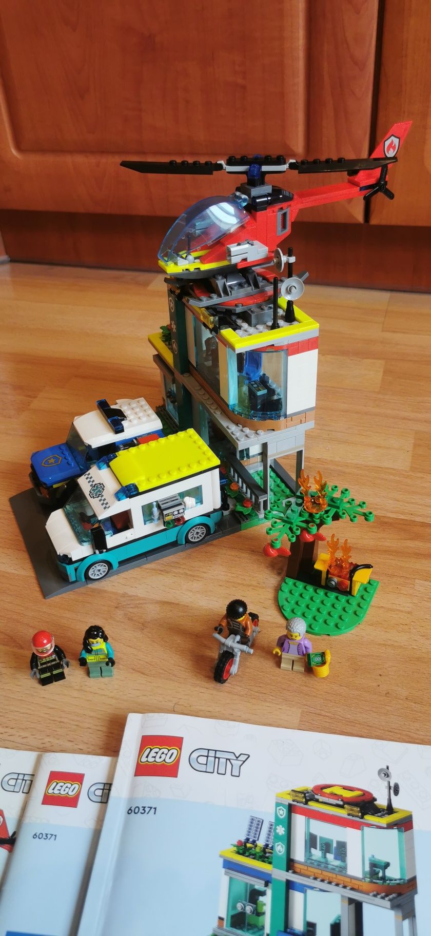 LEGO CITY 60371 Parking dla pojazdów uprzywilejowanych