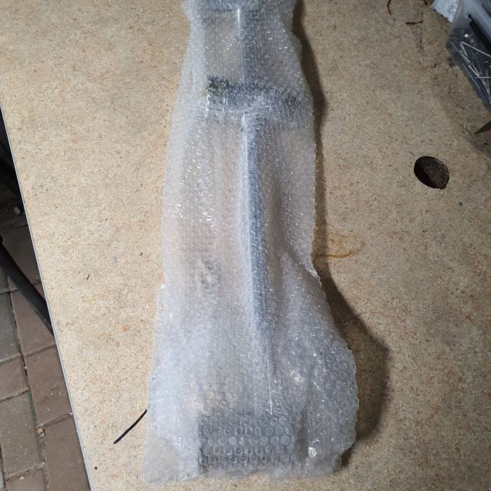 Drążek do kabiny prysznicowej  z mydelniczka .