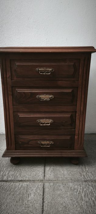 Cama, 2 mesas de cabeceira, móvel de TV e mesinha