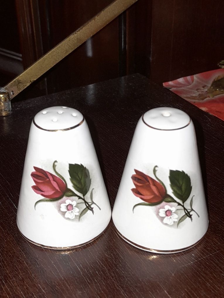 Saleiro e pimenteiro vintage em porcelana da marca Elpa Alcobaça