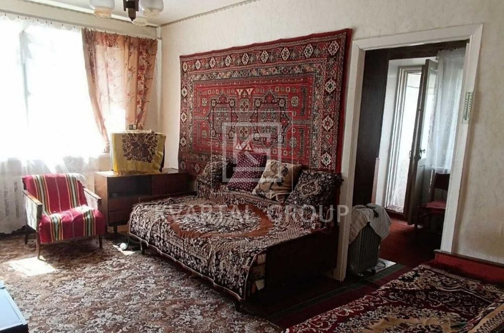 2-кімнатна квартира 41 м², планування, дві сторони, у житловому стані.