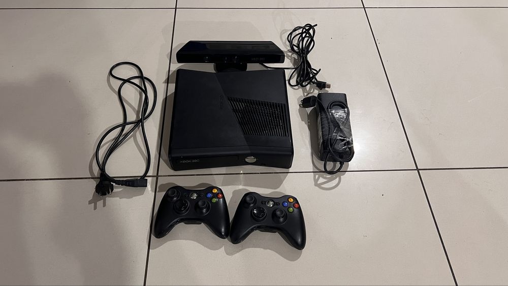 Sprzedam Xbox 360 slim RGH3, 2 x pad, kinect, gry