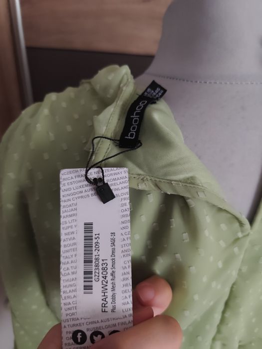 Zielona zwiewna sukienka z bufiastymi rękawami r.46