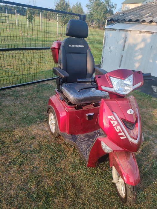 Skuter elektryczny trójkołowy
