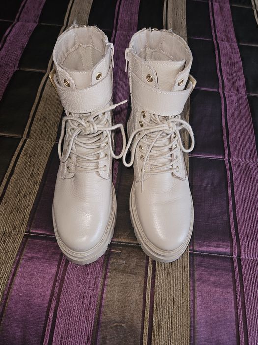 Botas tipo militar, beje, pele verdadeira