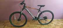 Rower górski SCOTT ASPECT 750 czarny z pomarańczowo białymi wstawkami.