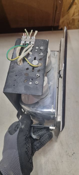 Лампи в потолок, плафони