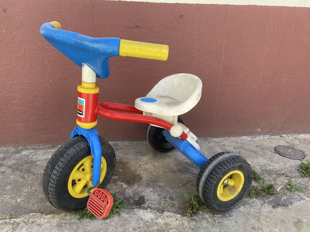 Triciclo antigo com marcas de uso