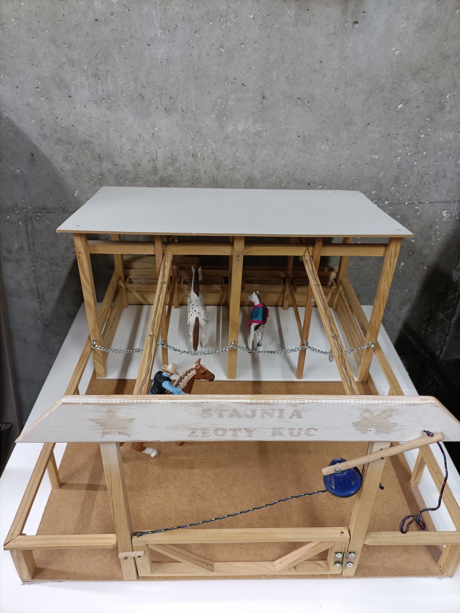 Stajnia DIY dla figurek koni Schleich