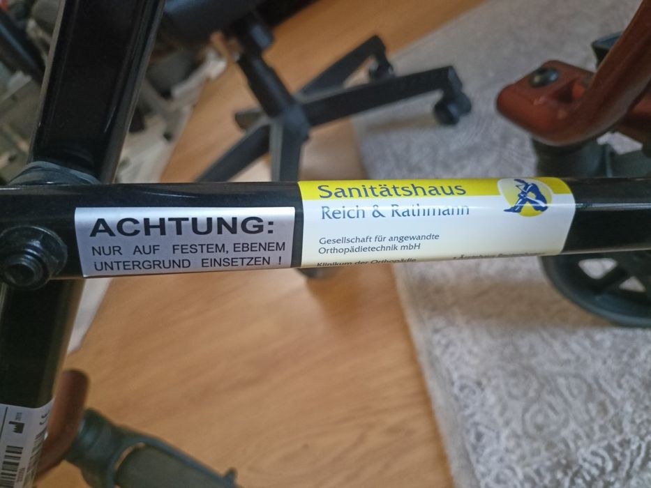 Chodzik z siedziskiem czterokołowy