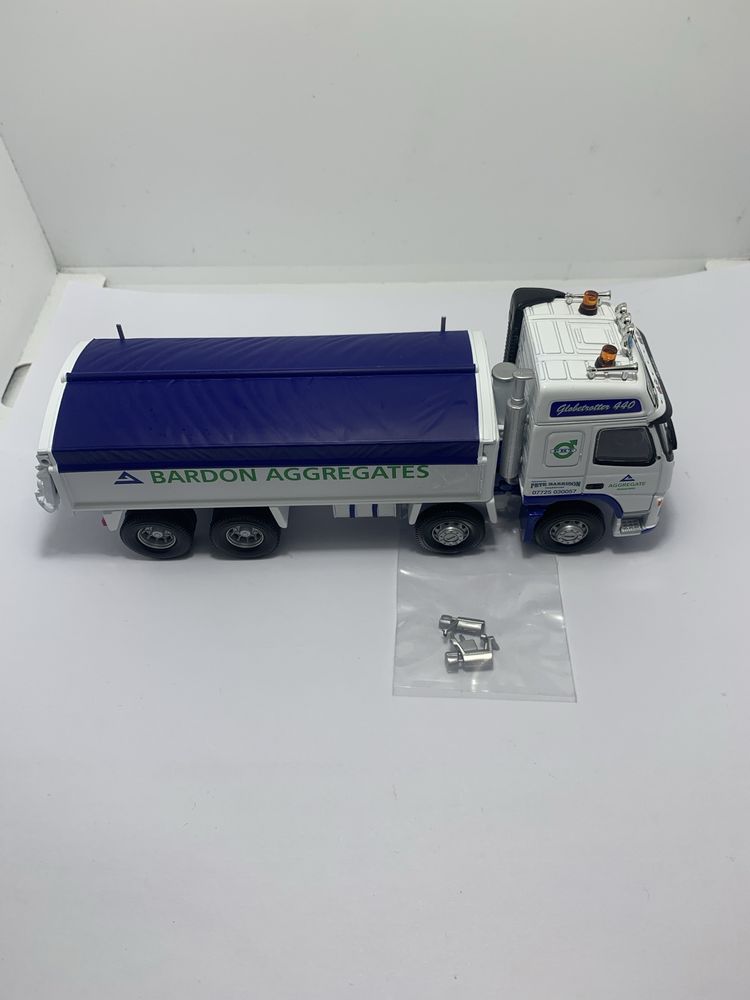 Volvo FH da Corgi escala 1:50