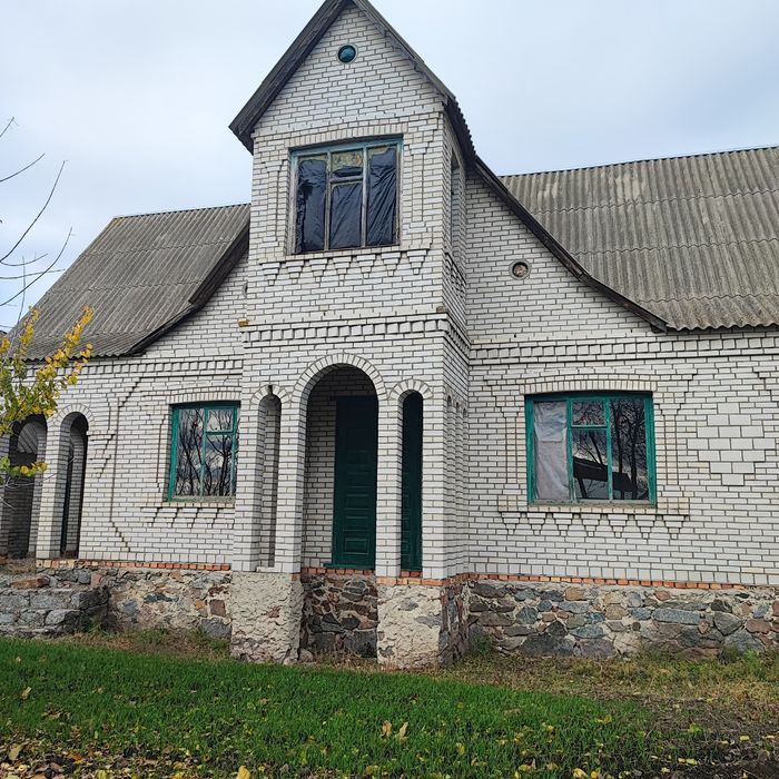 Продам будинок  із літньою кухнею та ділянкою 35 соток, Савинці.