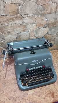 Zabytkowa maszyna do pisania triumph