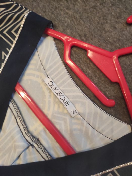 Sukienka w geometryczne wzory Quiosque 38