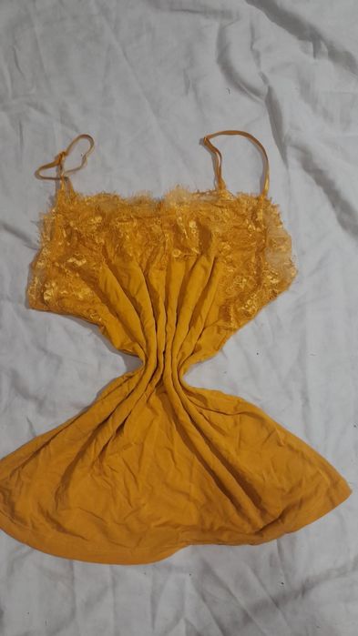 Top Bluzka żółta z koronką na ramiączkach