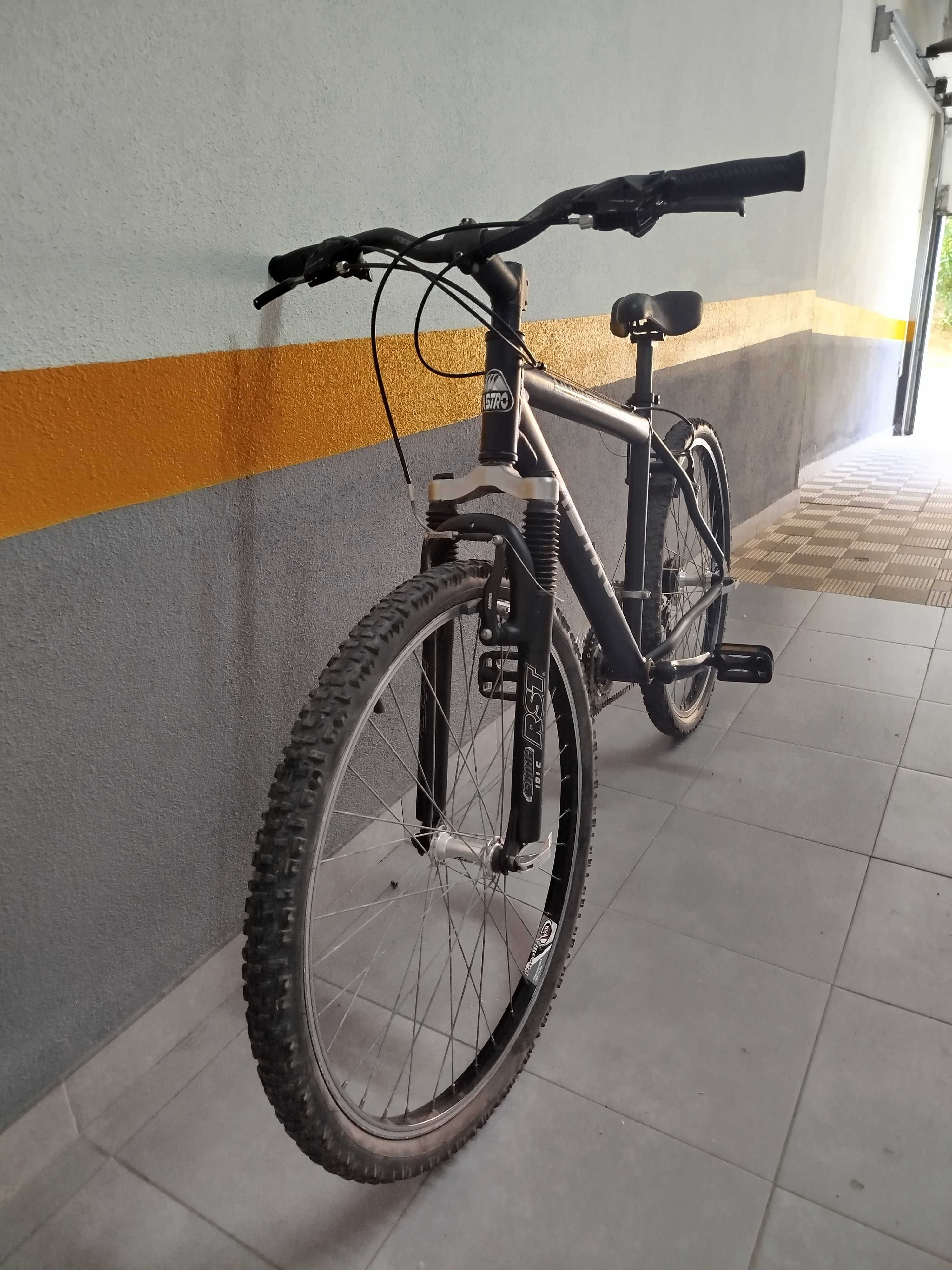 Bicicleta Astro montanha (MTB) com um aro de 26 polegadas.