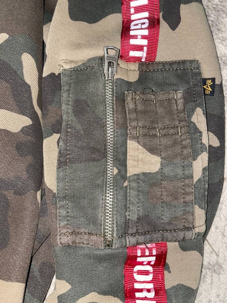 Вещь от бренда Alpha Industries