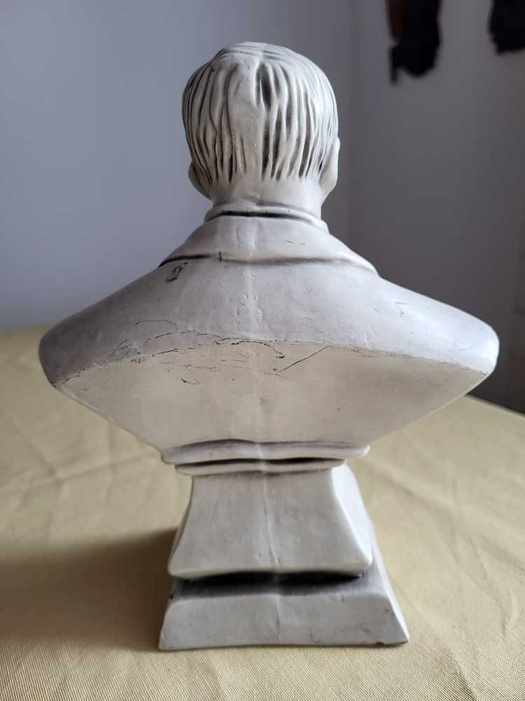 Busto Eça de Queiróz