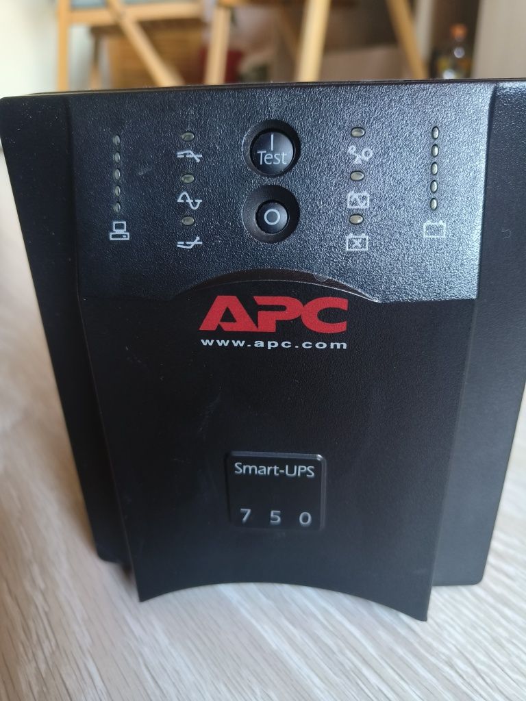 APC Smart-UPS 750