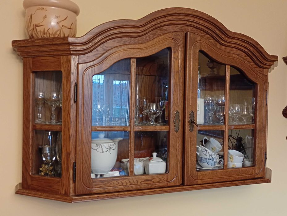 Stare meble w naturalnej okleinie dębowej - wyposażenie salonu