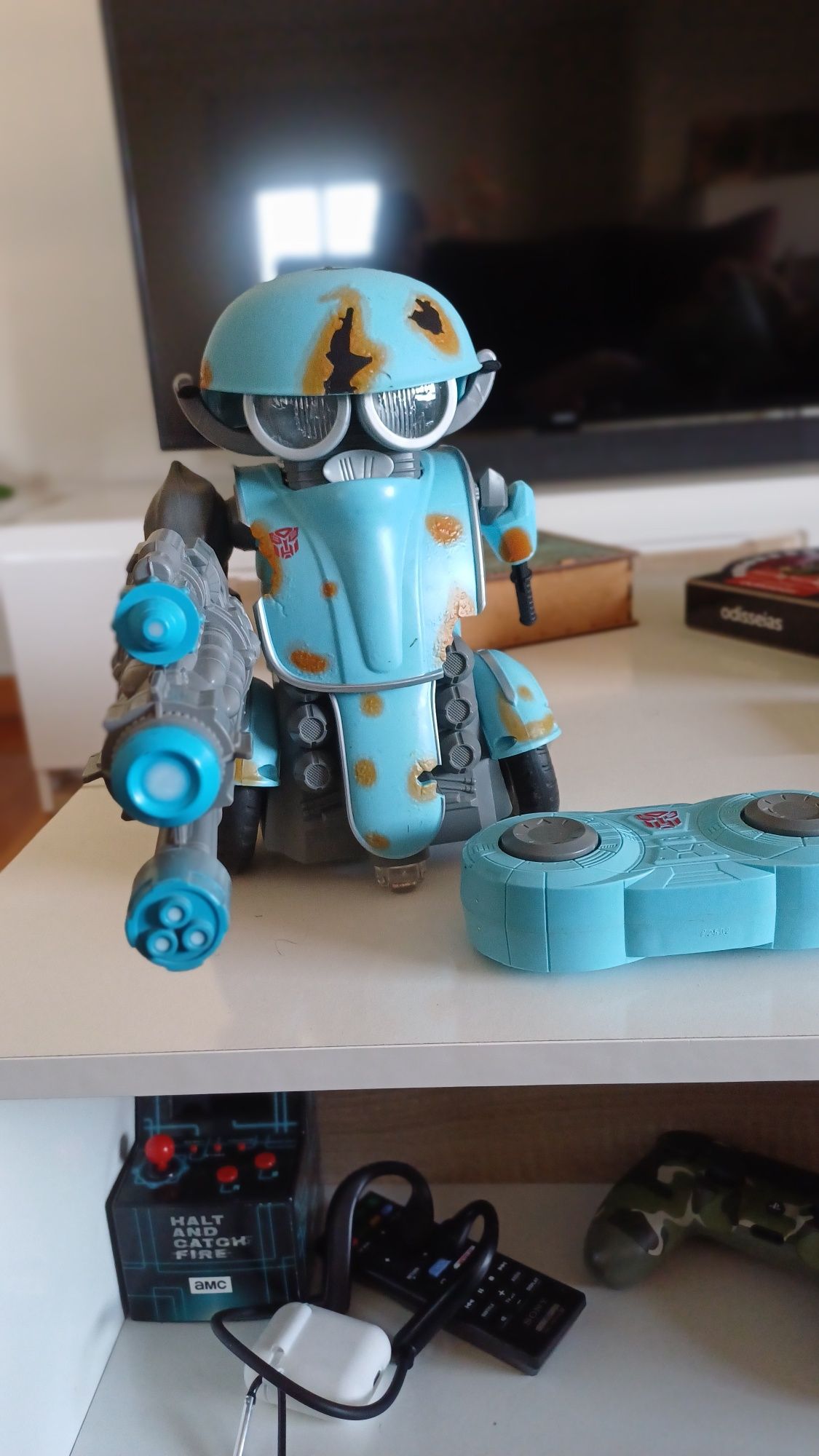 Robô Transformers com comando.