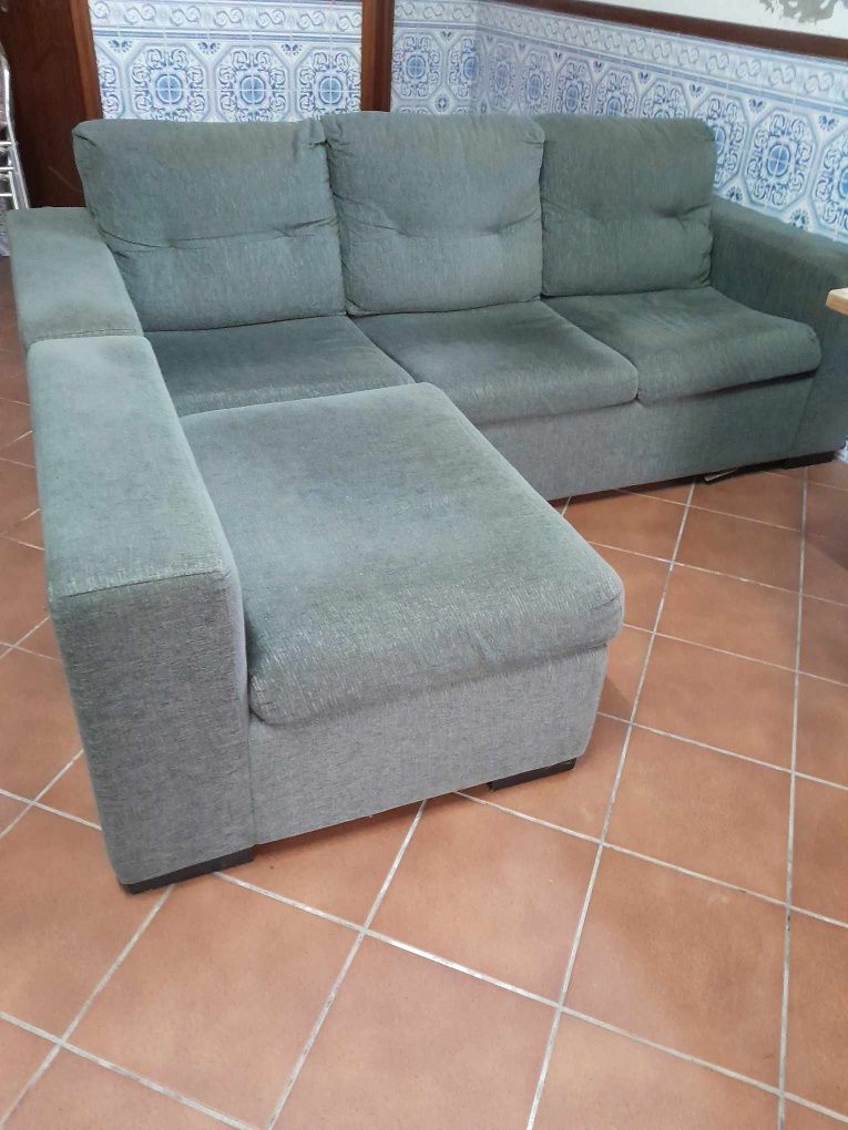 Sofá cinzento com chaise longue