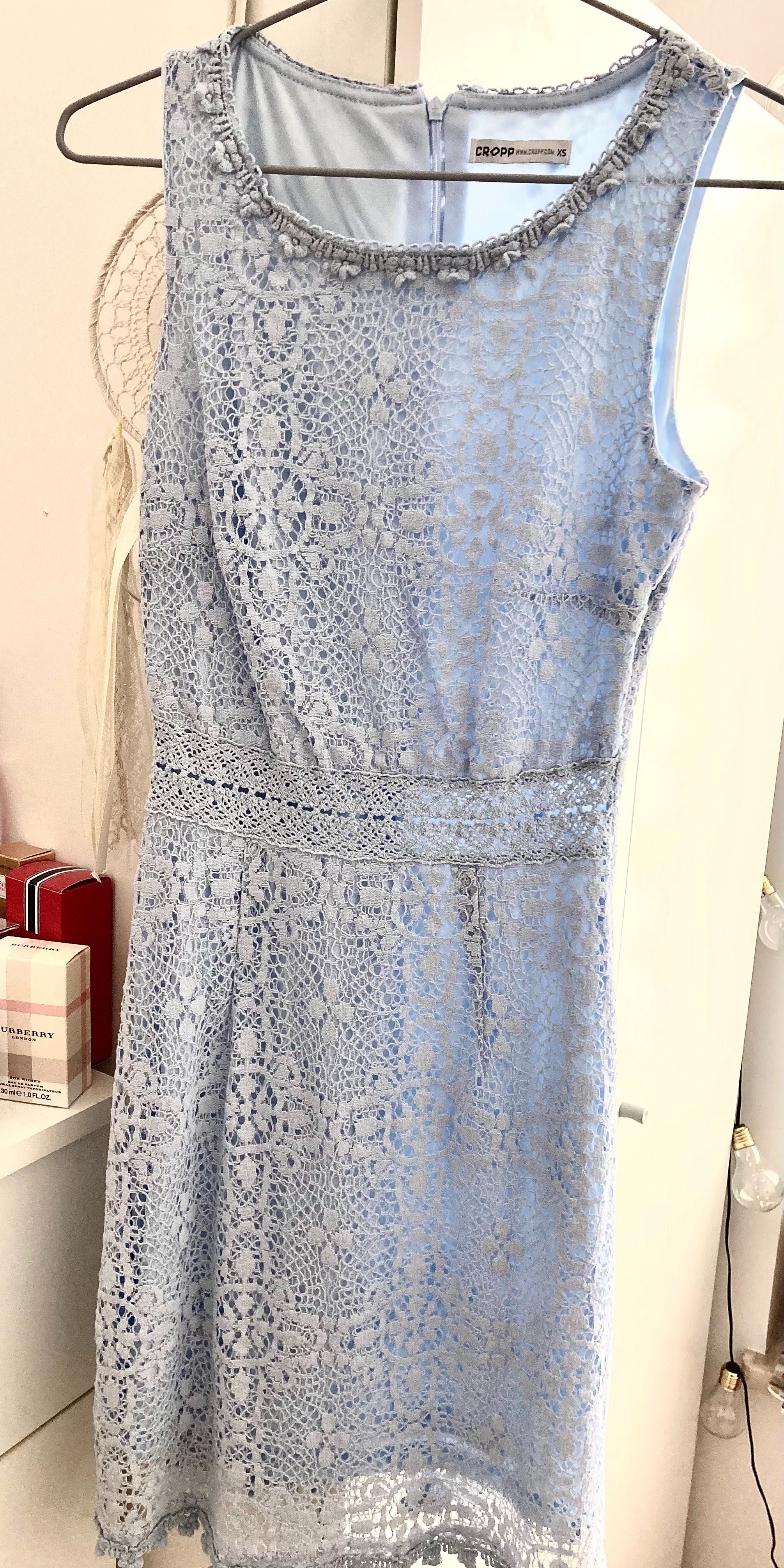 Błękitna sukienka marki Cropp
