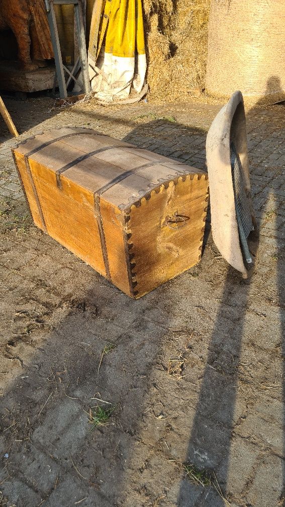 Kufer stary drewniany