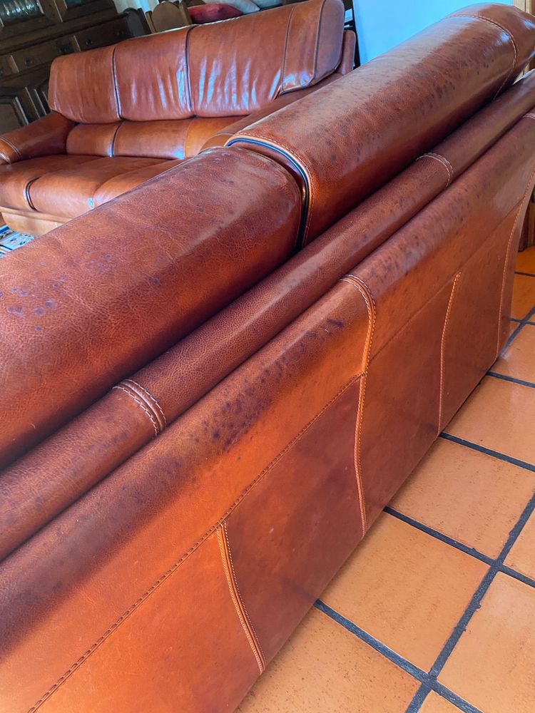2 Sofás em pele castanha
