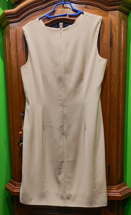 Elegancka sukienka z lejącym dekoltem, w kolorze ecru