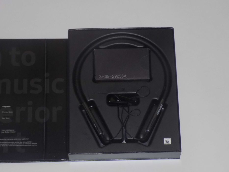 Słuchawki bezprzewodowe bluetooth  Samsung U FLex ( bdb )