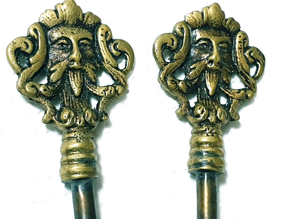 Raras antigas chaves em bronze com Mascarões