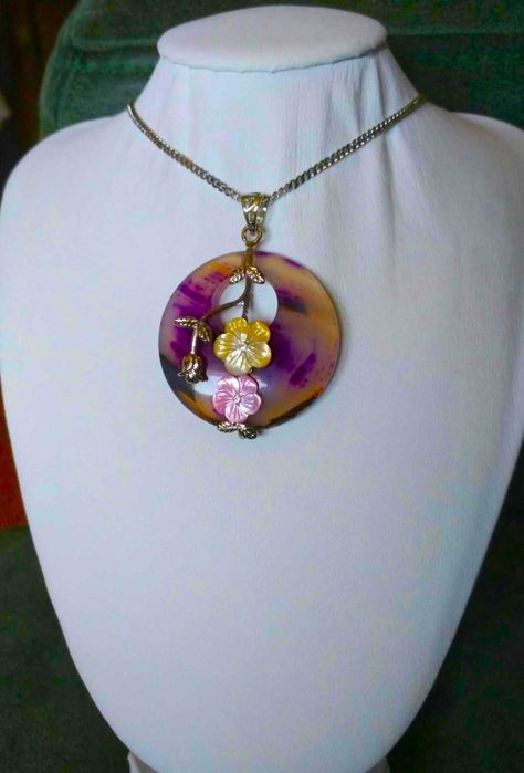 Colar c/ Pendente em Pedra Natural Lilás e Flores em Porcelana NOVO