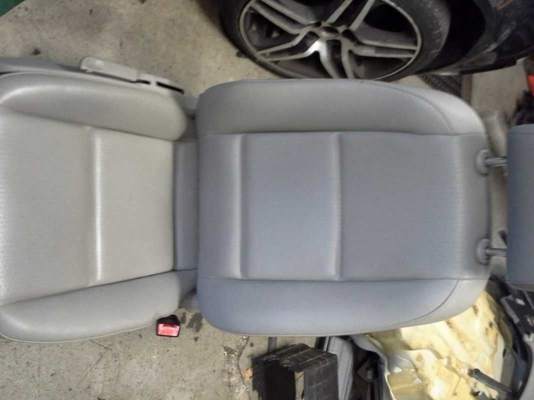 Fotele skórzane jasne podgrzewane kanapa grzana Audi A4 B6 USA sedan