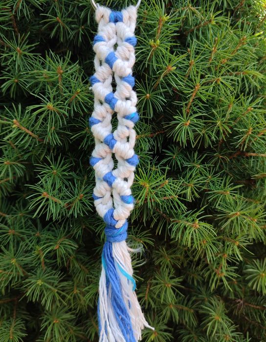 Brelok makrama biało niebieski