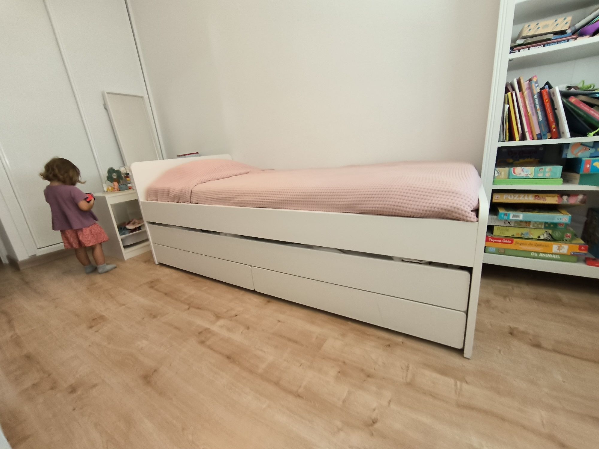 Cama com gaveta e arrumação IKEA SLAKT