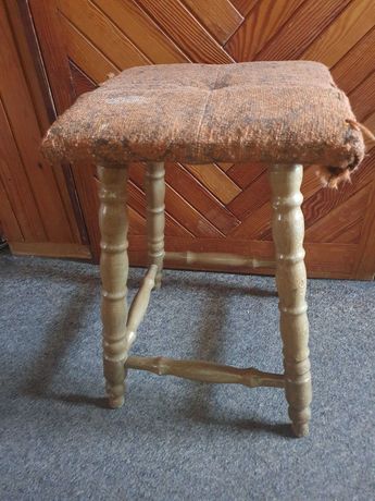 Stary taboret prl vintage drewniany stołek patyczak loft
