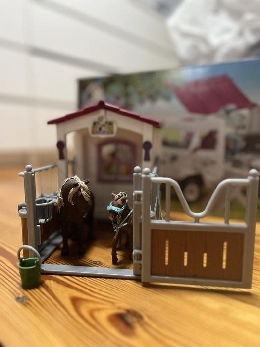 Auto z boksem schleich